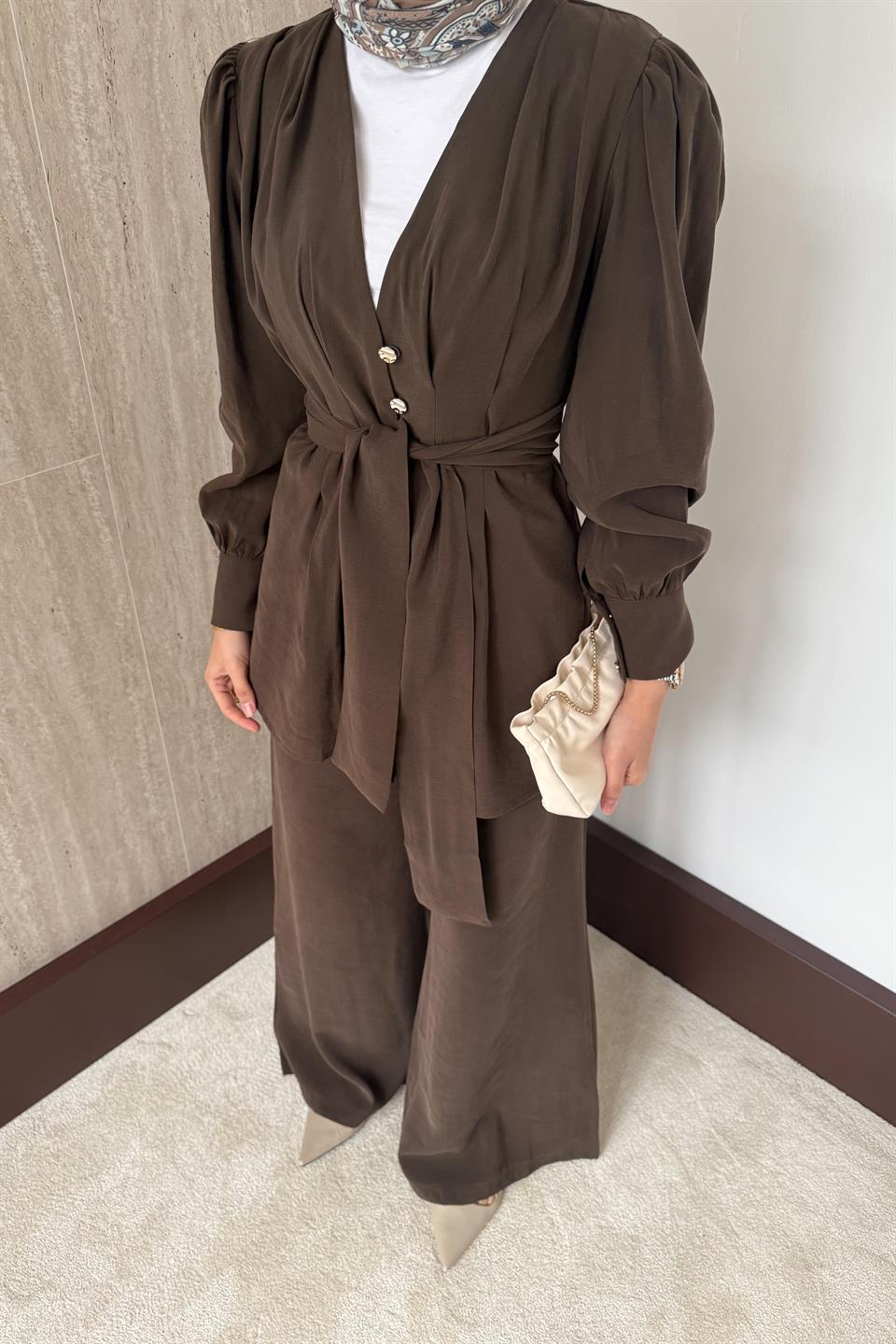 Belden Oturtmalı Model Pantolonlu Takım - Kahve