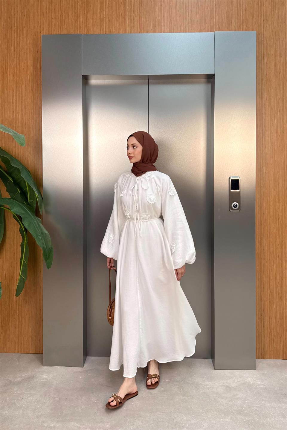 Çiçek Aksesuarlı Müslin Elbise - Ekru