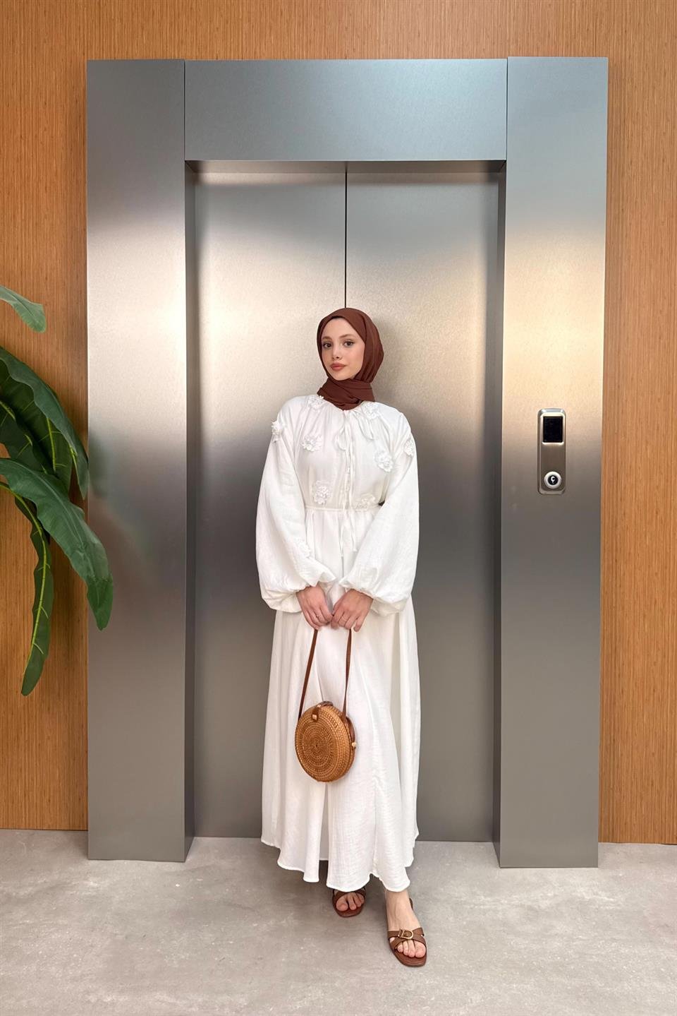 Çiçek Aksesuarlı Müslin Elbise - Ekru