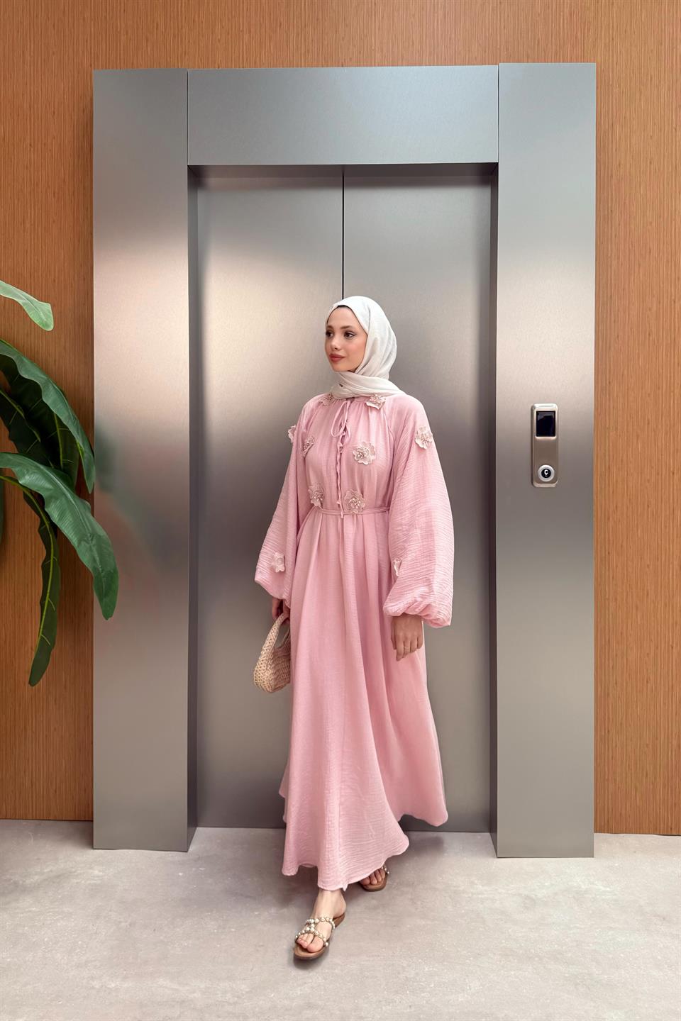 Çiçek Aksesuarlı Müslin Elbise - Pembe