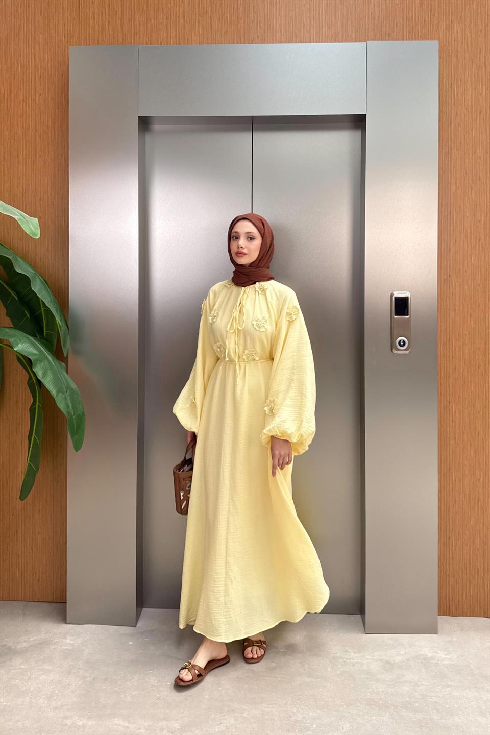 Çiçek Aksesuarlı Müslin Elbise - Sarı