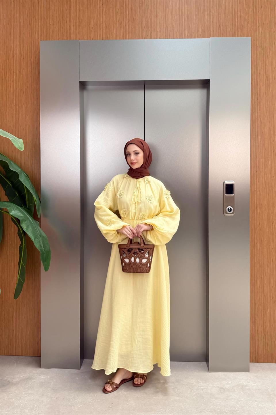 Çiçek Aksesuarlı Müslin Elbise - Sarı