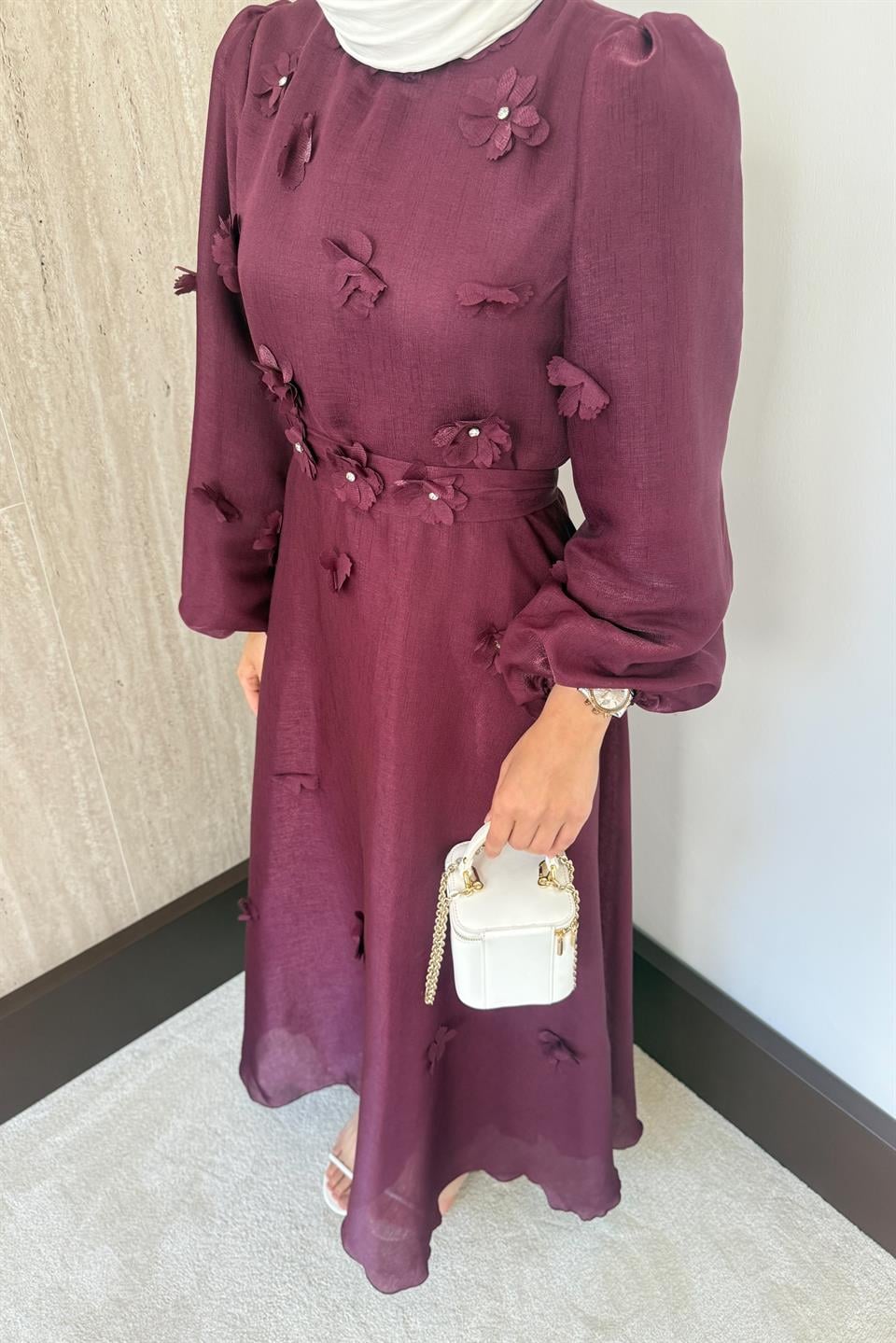 Çiçek Aksesuarlı Organze Elbise - Mürdüm