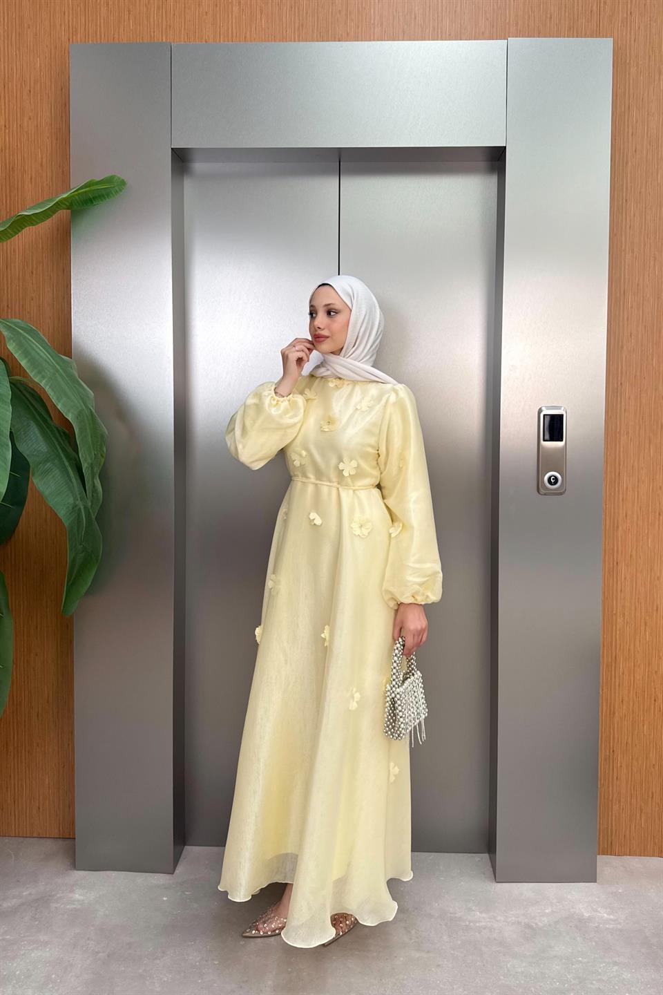 Çiçek Aksesuarlı Organze Elbise - Sarı