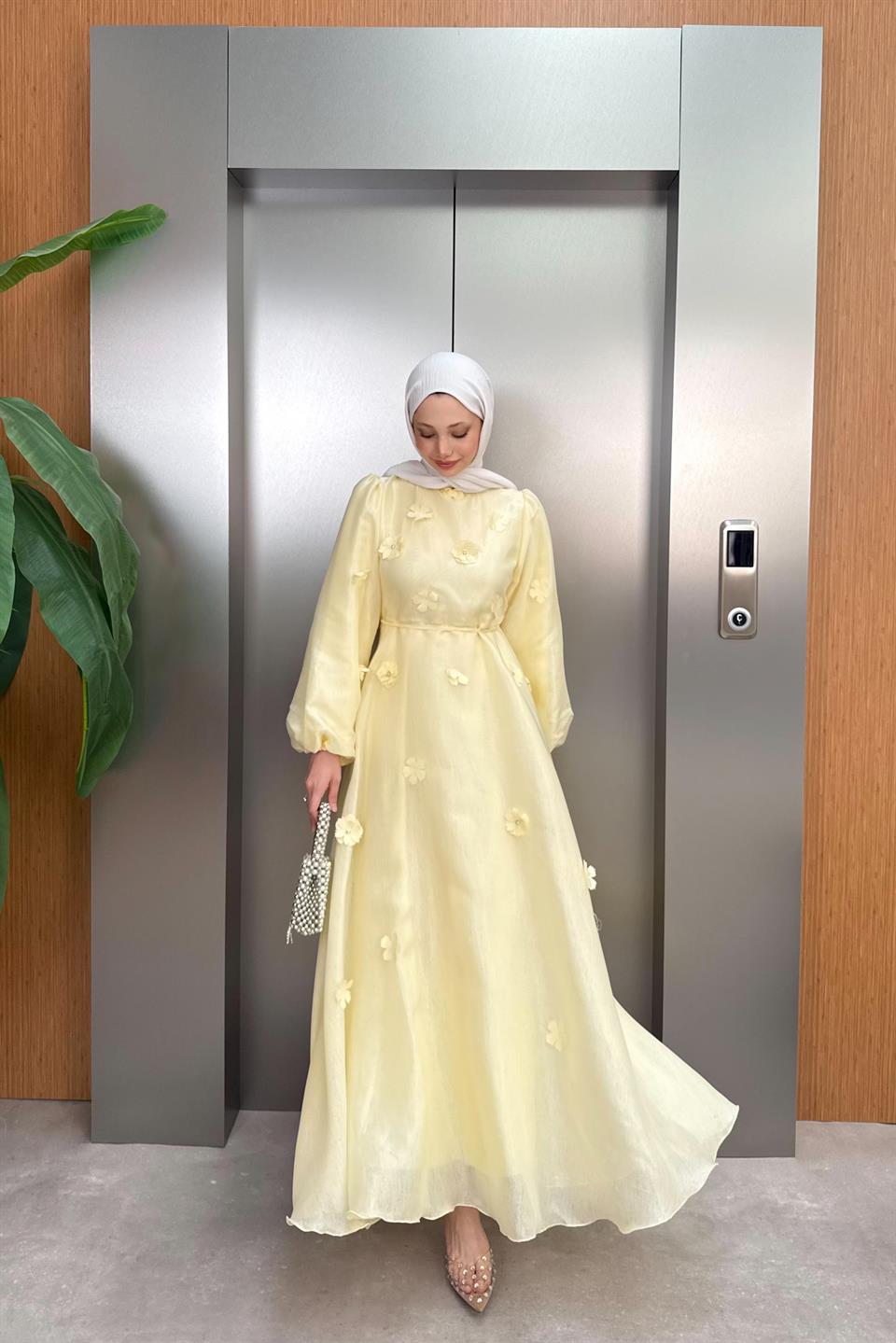 Çiçek Aksesuarlı Organze Elbise - Sarı