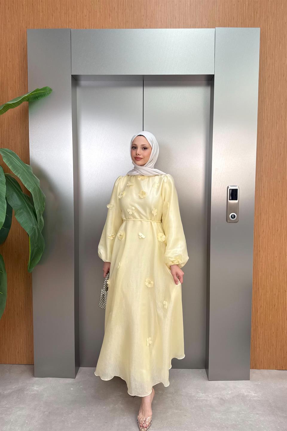 Çiçek Aksesuarlı Organze Elbise - Sarı