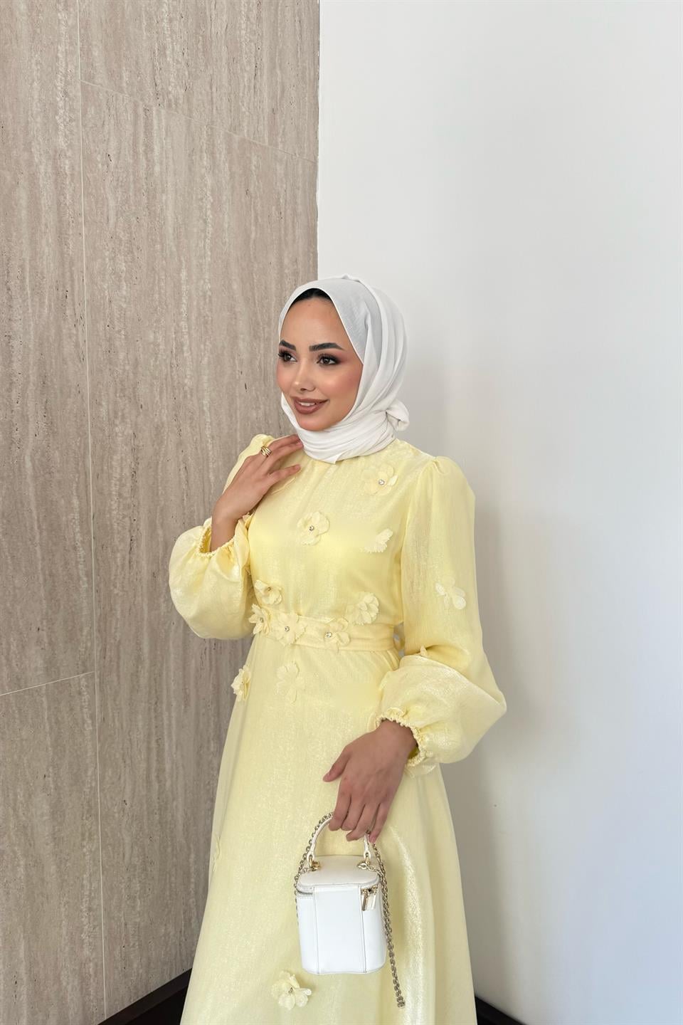 Çiçek Aksesuarlı Organze Elbise - Sarı