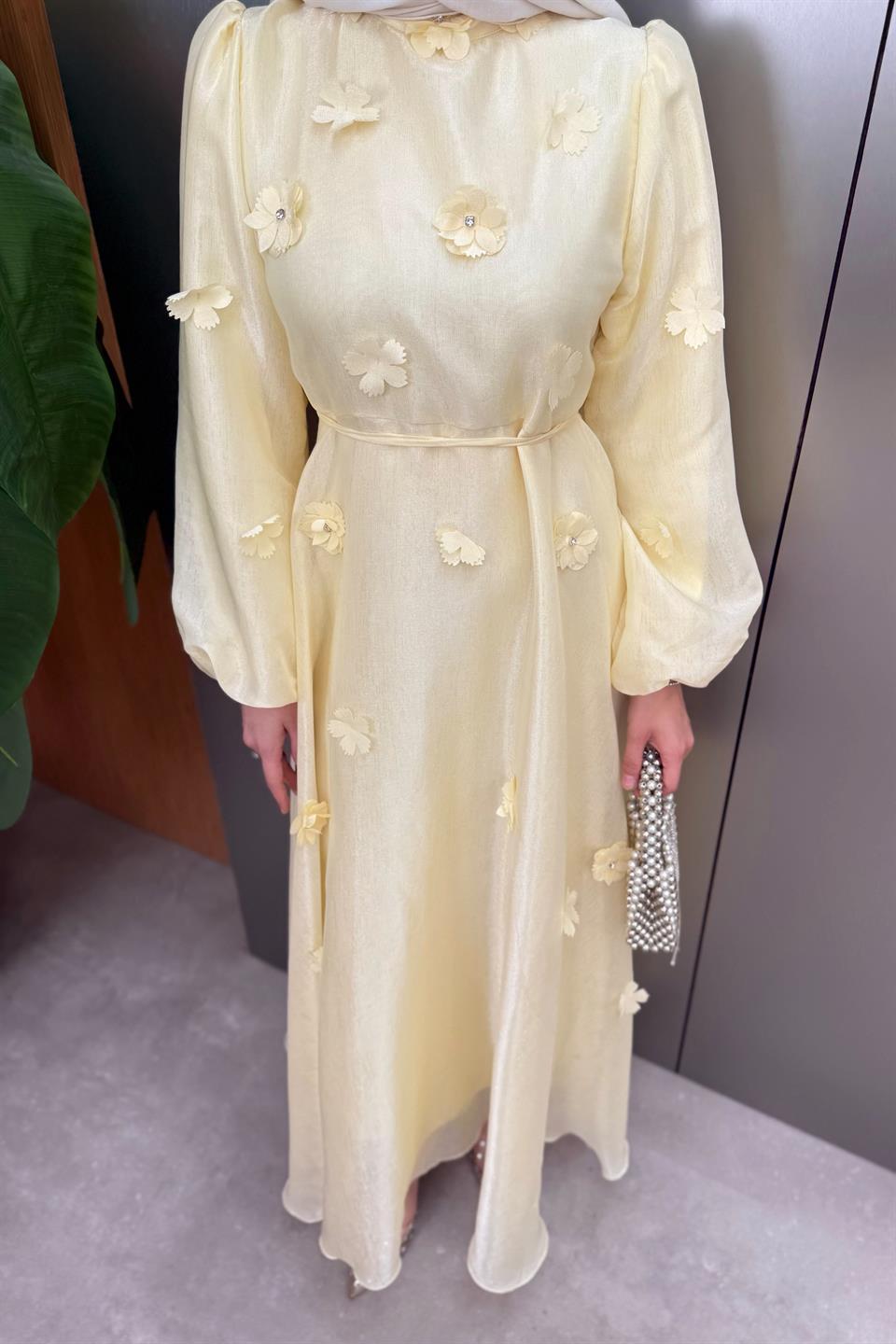 Çiçek Aksesuarlı Organze Elbise - Sarı