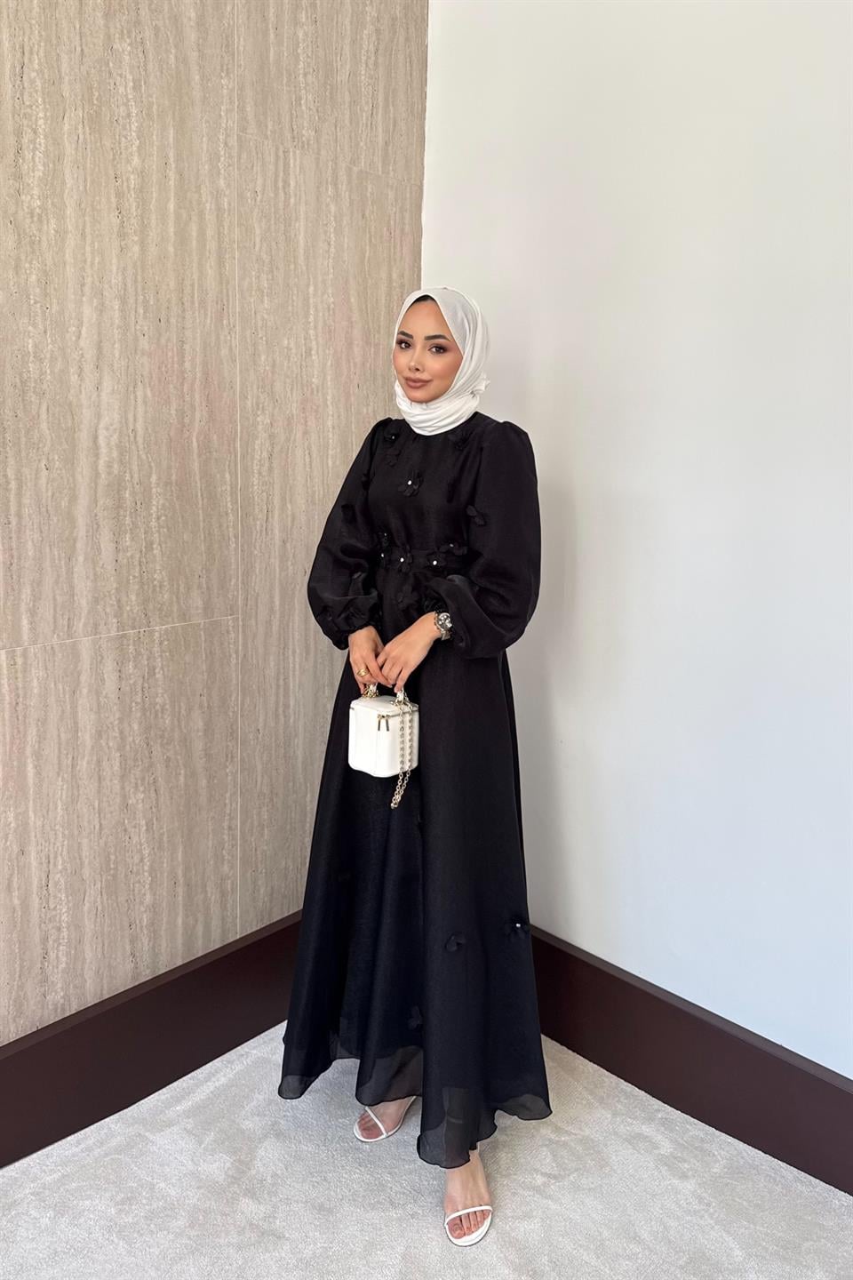 Çiçek Aksesuarlı Organze Elbise - Siyah