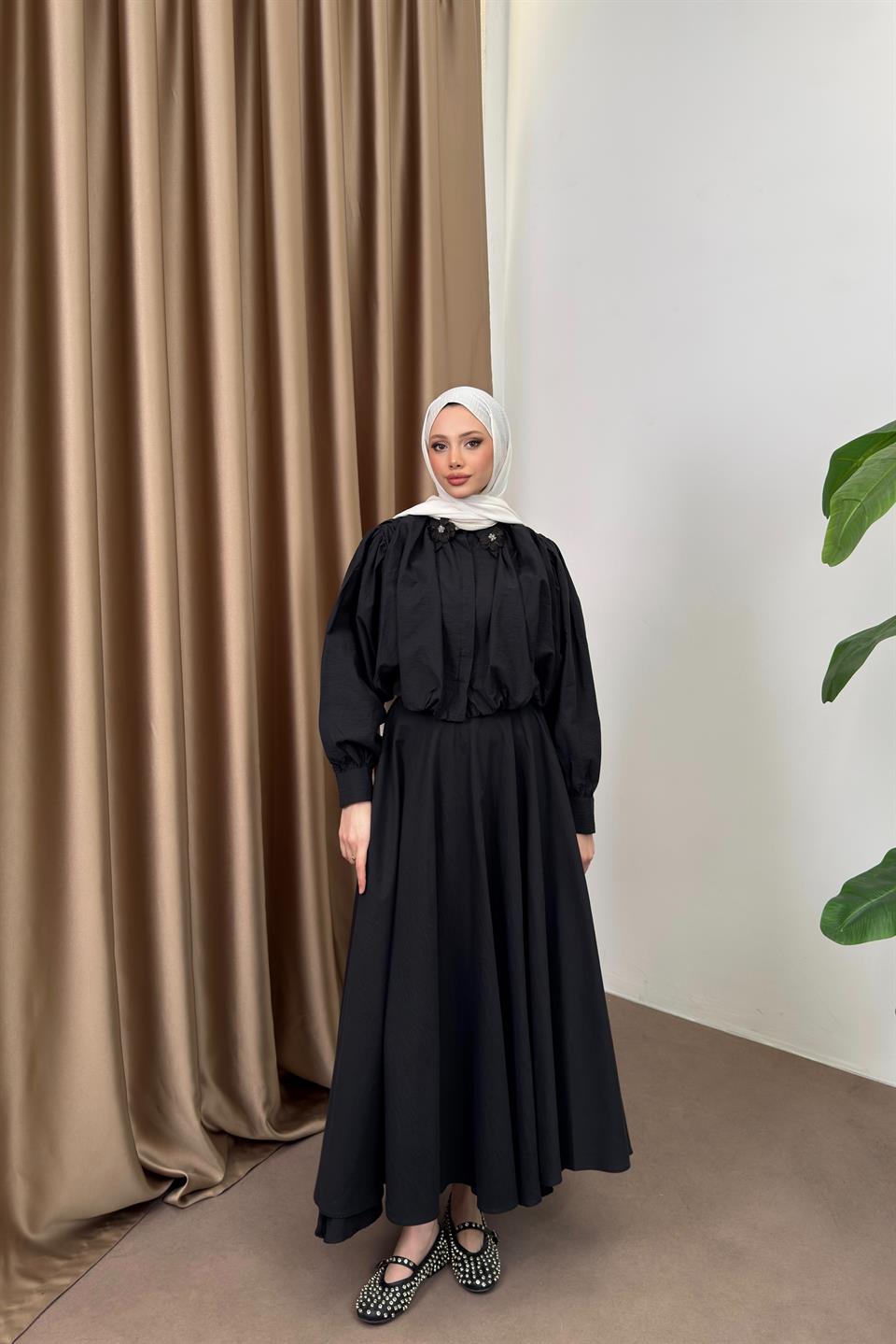 Çiçek Aksesuarlı Poplin Etekli Takım - Siyah