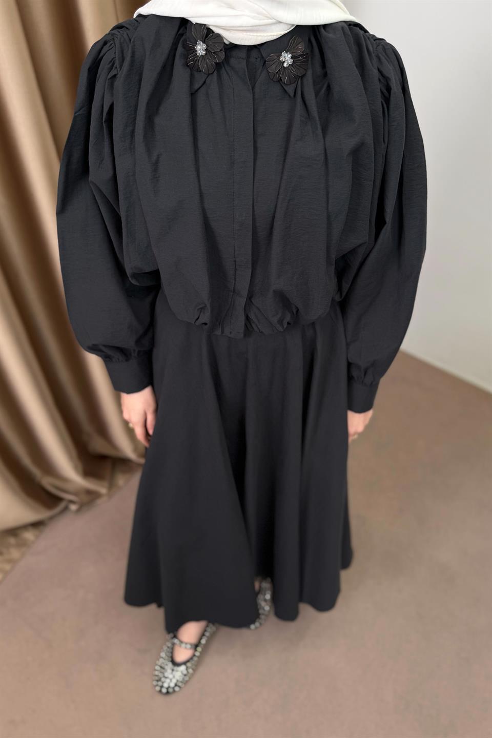 Çiçek Aksesuarlı Poplin Etekli Takım - Siyah