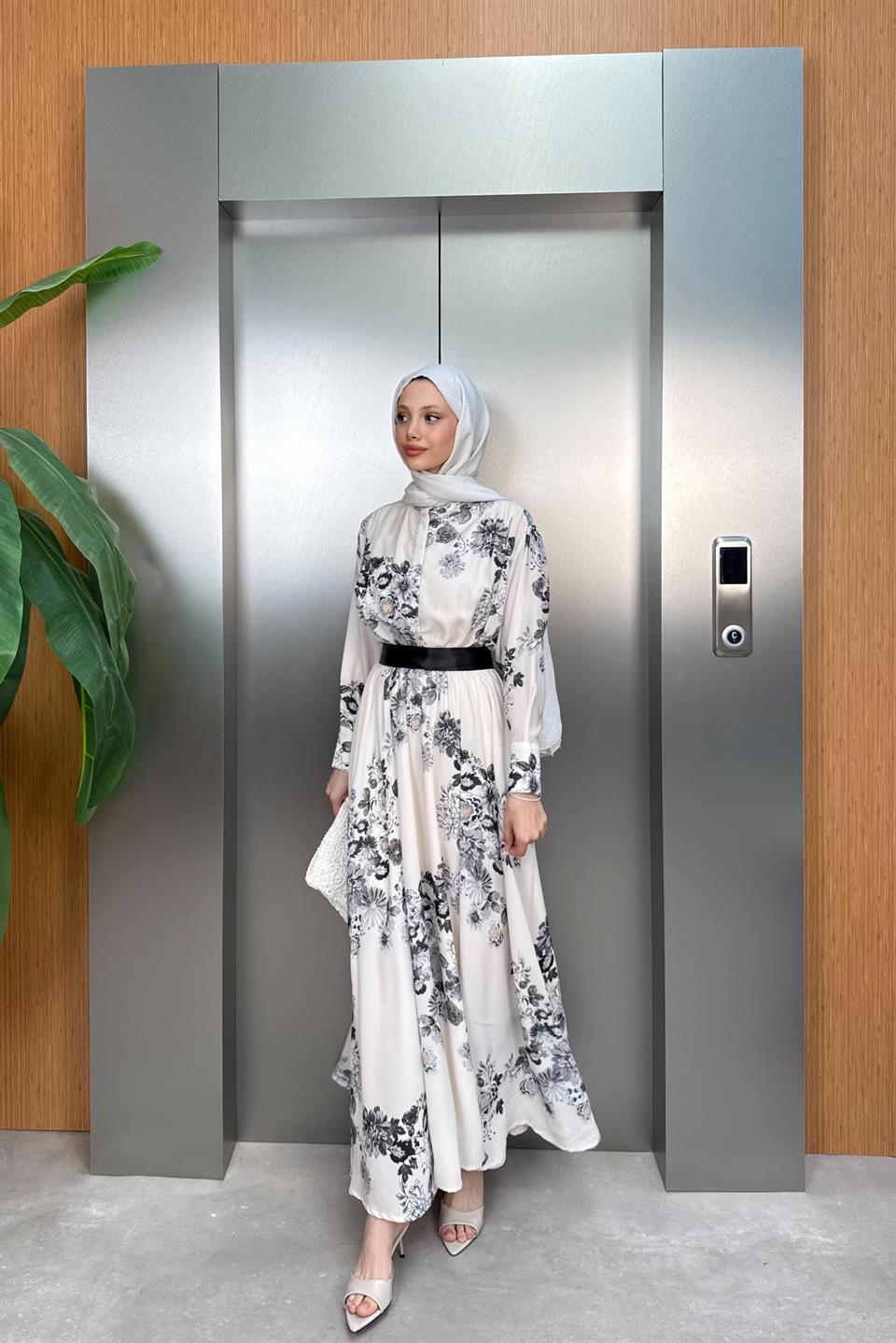 Çiçekli Desenli Bel Büzgülü Elbise - Siyah