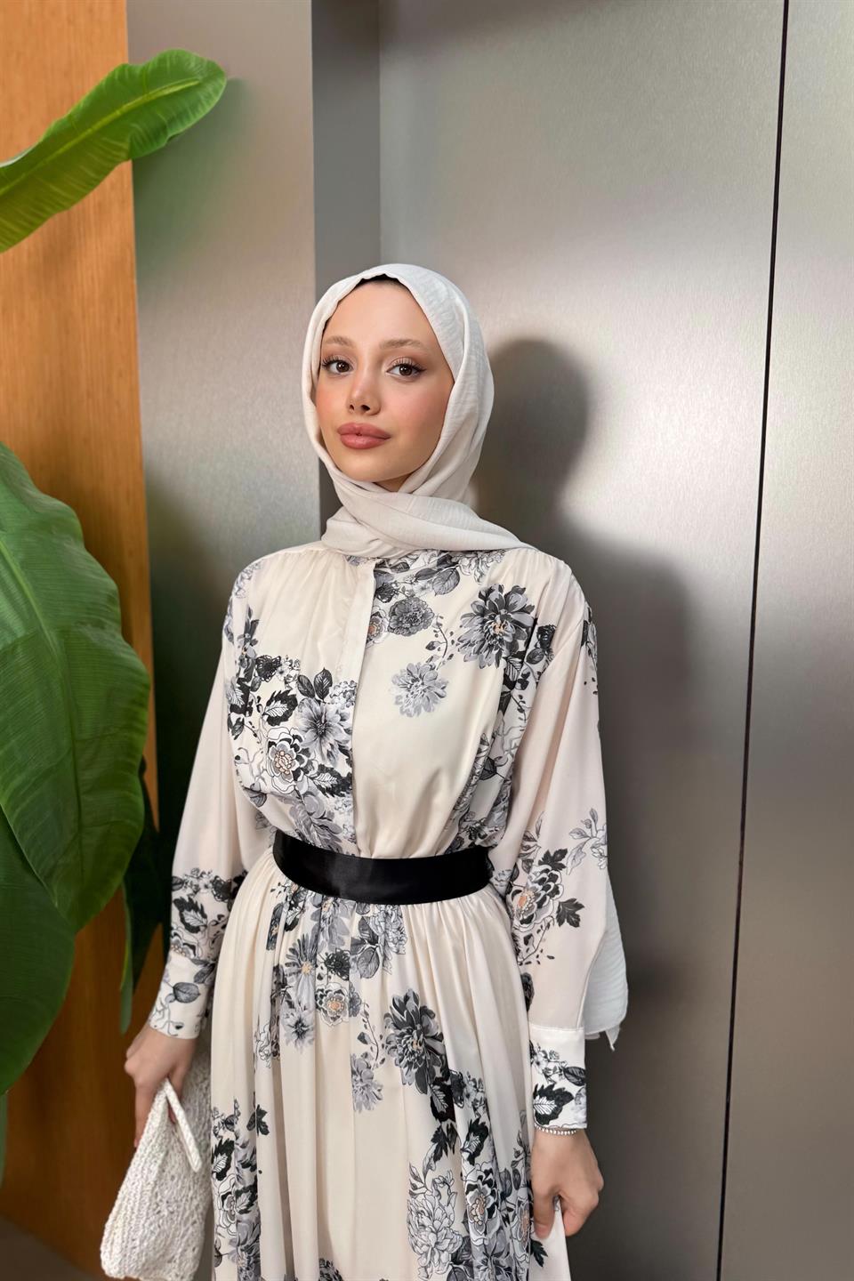 Çiçekli Desenli Bel Büzgülü Elbise - Siyah