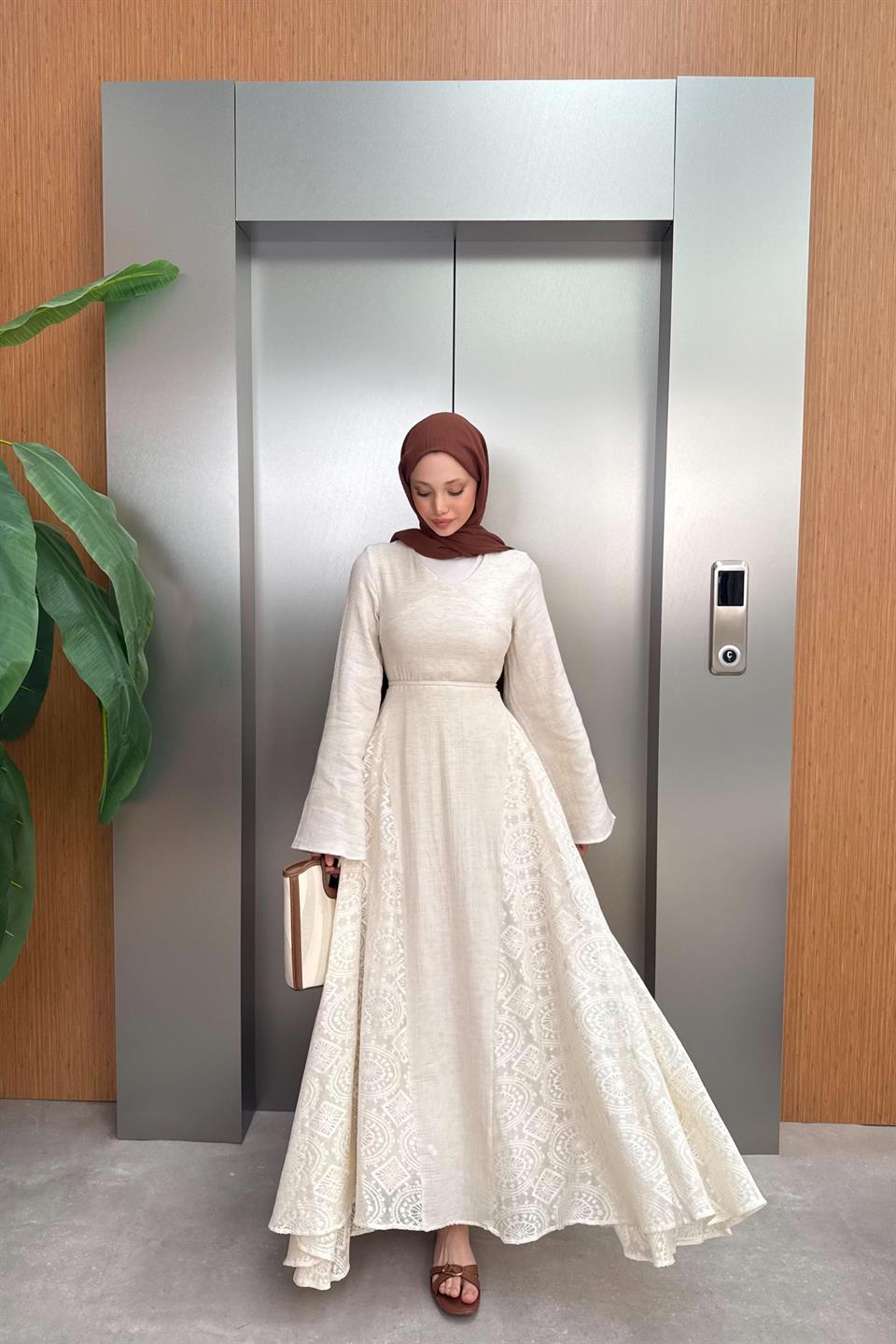 Dantel V Yaka Elbise - Bej