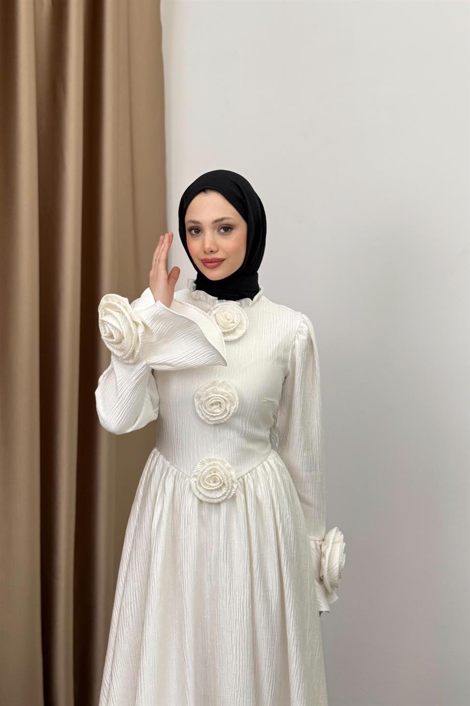 Gül Aksesuarlı Jakar Elbise - Ekru