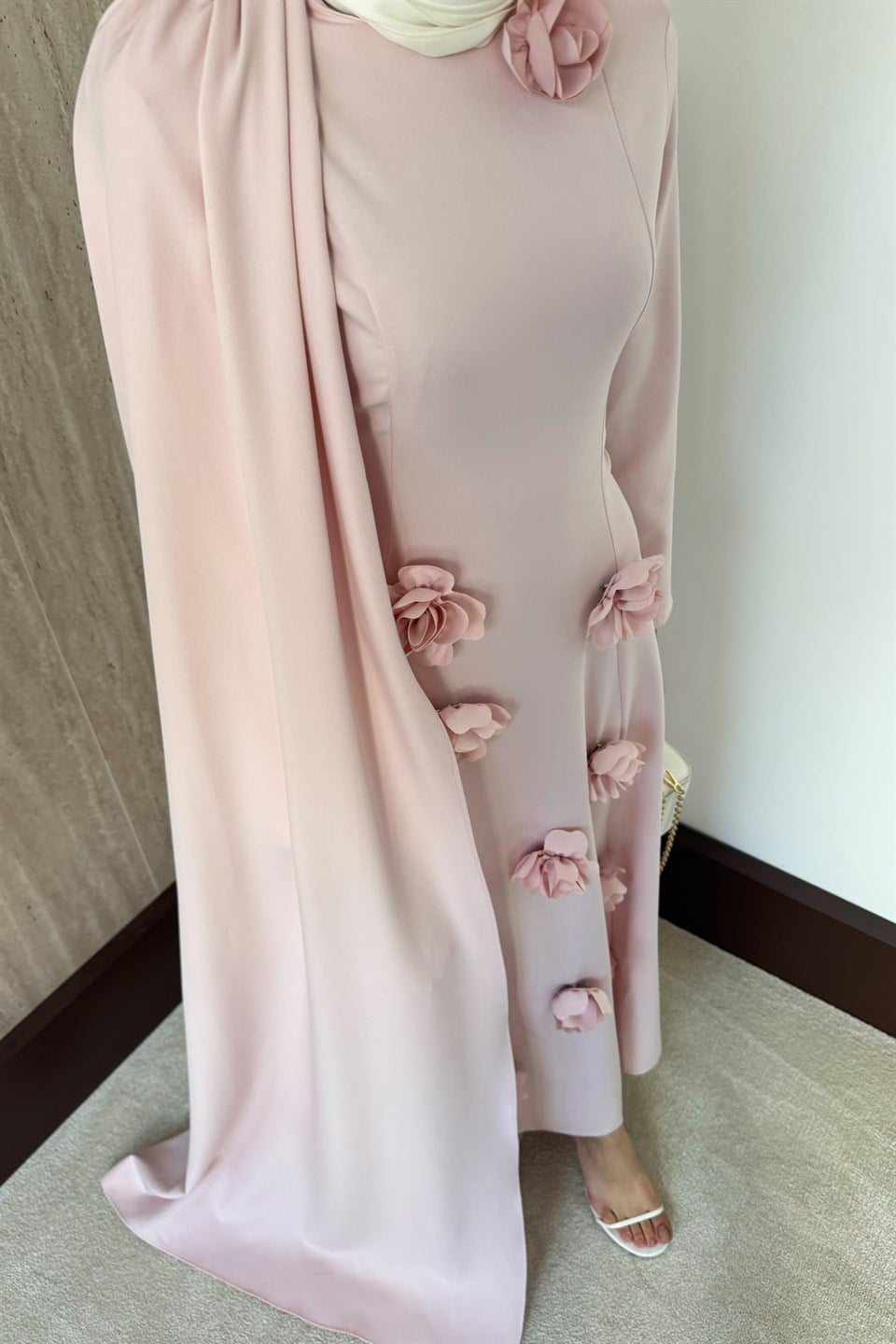 Gül Aksesuarlı Pelerinli Elbise - Pembe
