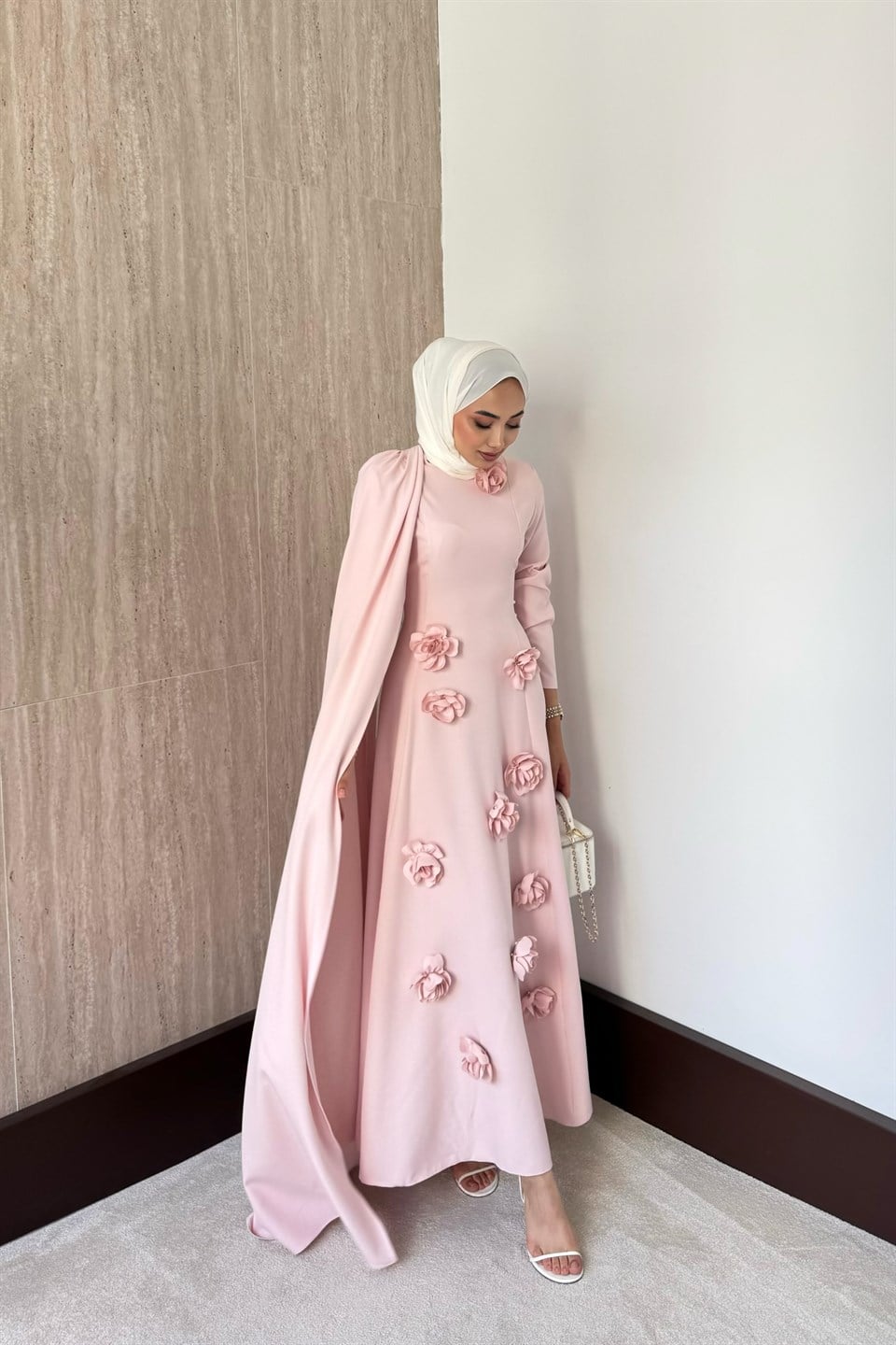 Gül Aksesuarlı Pelerinli Elbise - Pembe