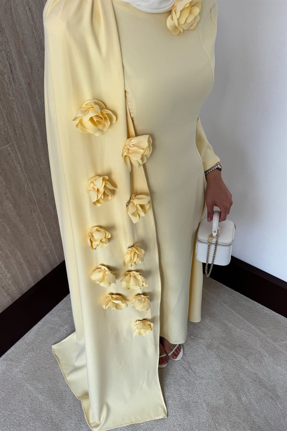Gül Aksesuarlı Pelerinli Elbise - Sarı