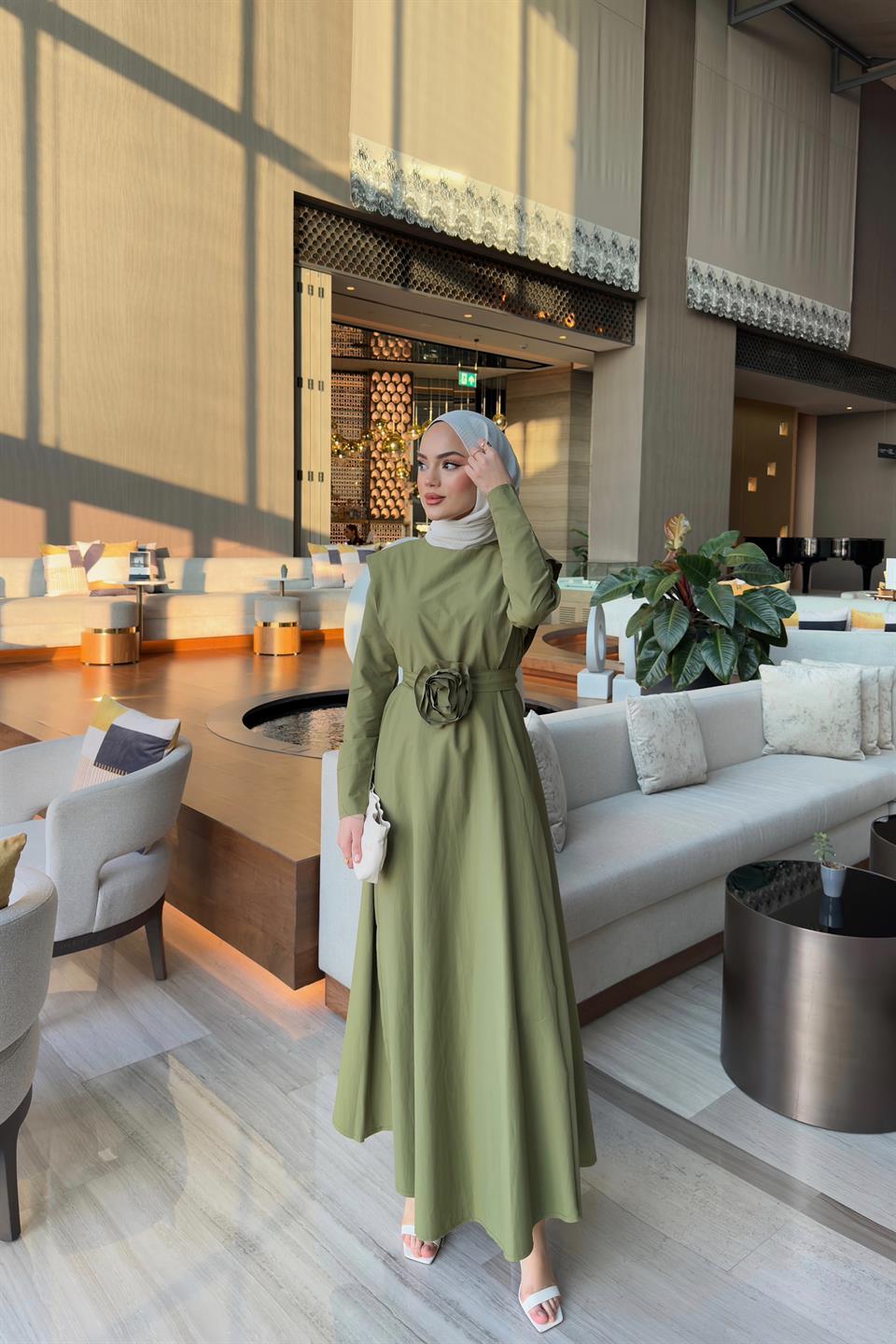 Gül Aksesuarlı Poplin Elbise - Haki