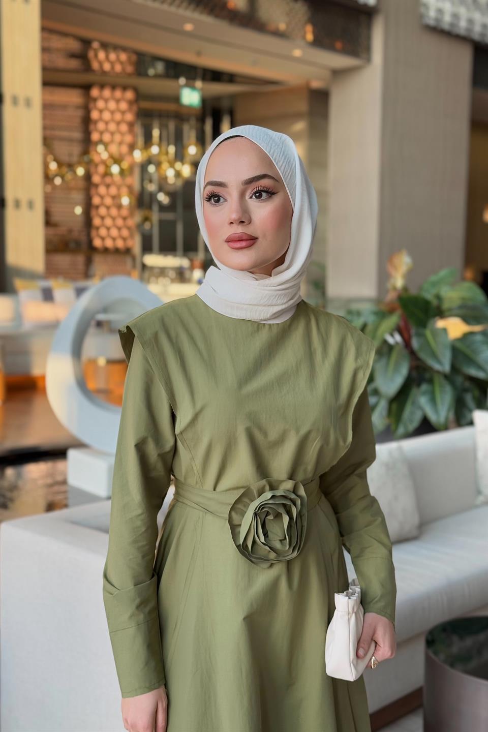 Gül Aksesuarlı Poplin Elbise - Haki