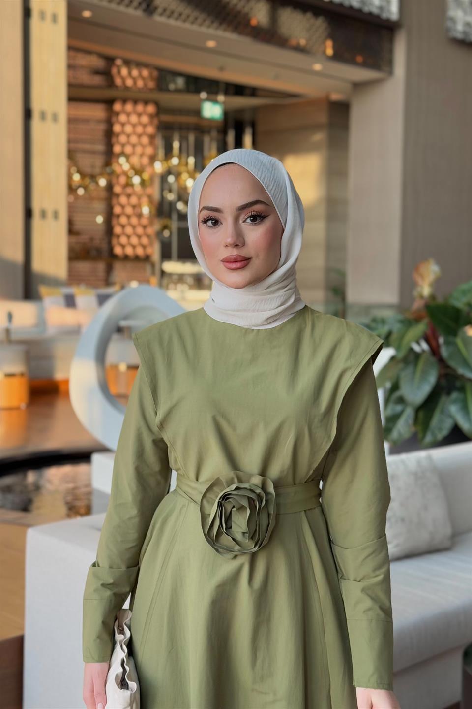 Gül Aksesuarlı Poplin Elbise - Haki