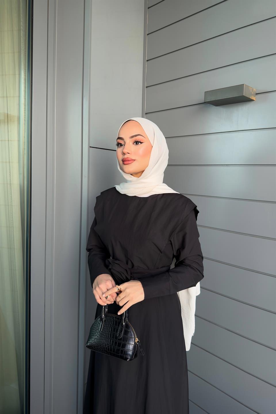 Gül Aksesuarlı Poplin Elbise - Siyah