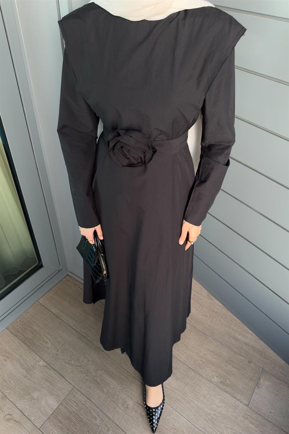 Gül Aksesuarlı Poplin Elbise - Siyah