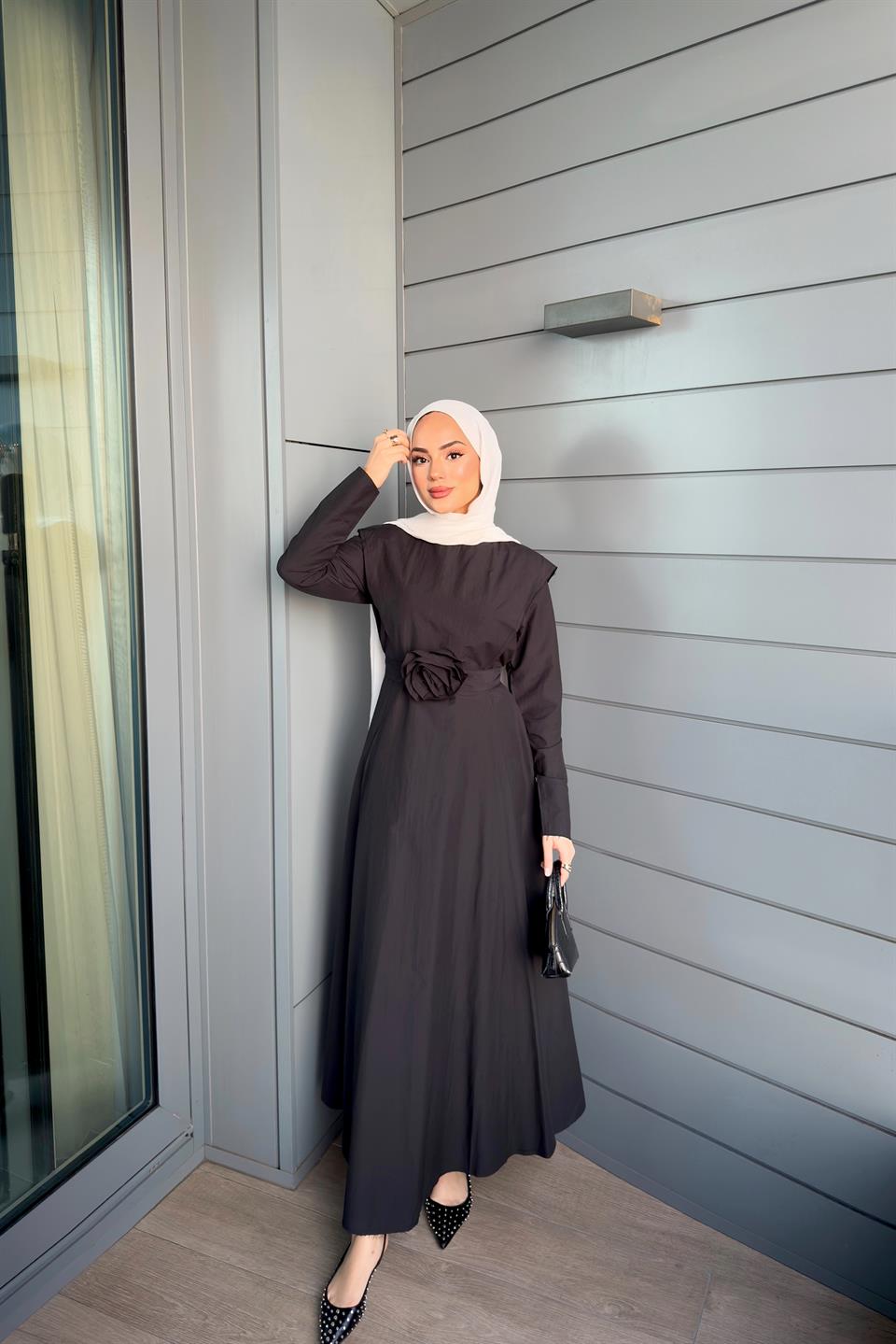 Gül Aksesuarlı Poplin Elbise - Siyah