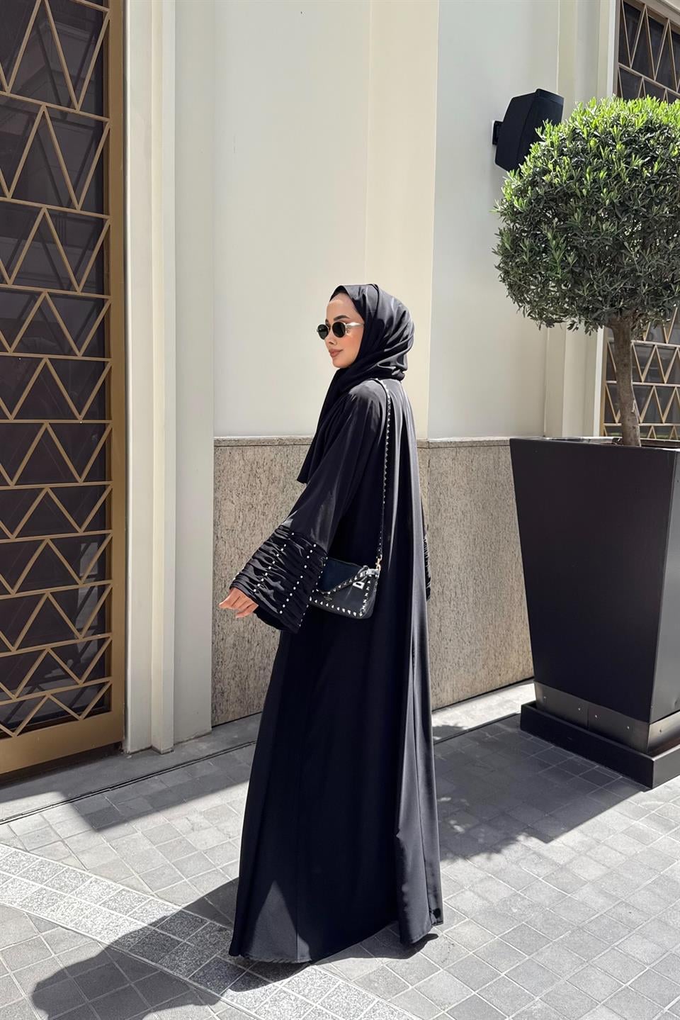 Kolları Taş Büzgü Detaylı Şal Aksesuarlı Abaya - Siyah