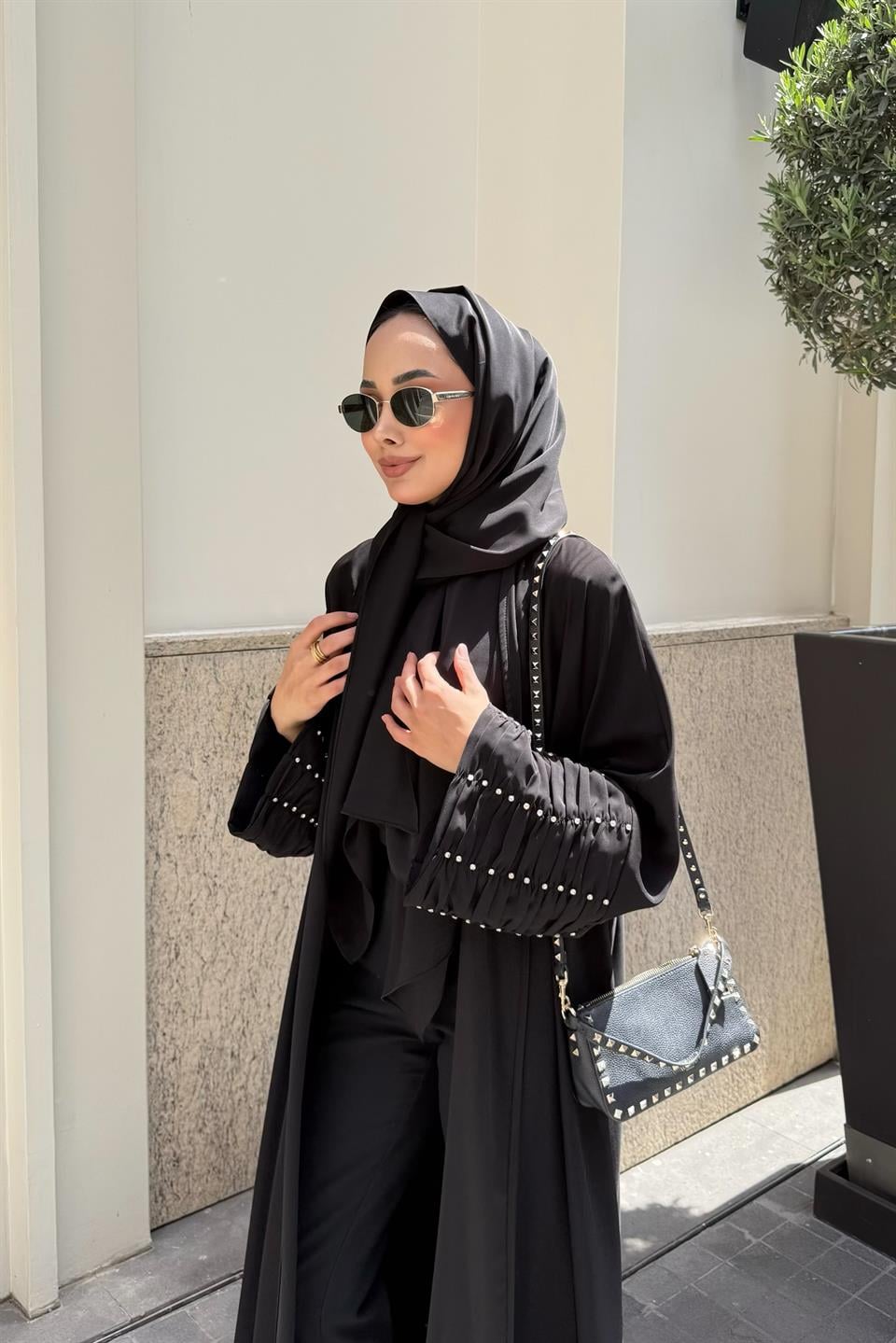 Kolları Taş Büzgü Detaylı Şal Aksesuarlı Abaya - Siyah