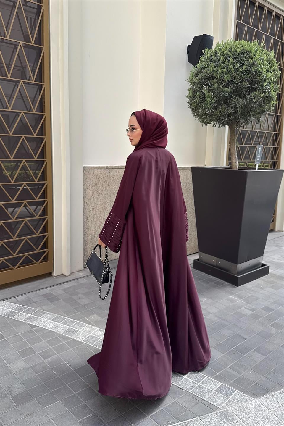 Kolları Taş Büzgü Detaylı Şal Aksesuarlı Abaya - Mürdüm