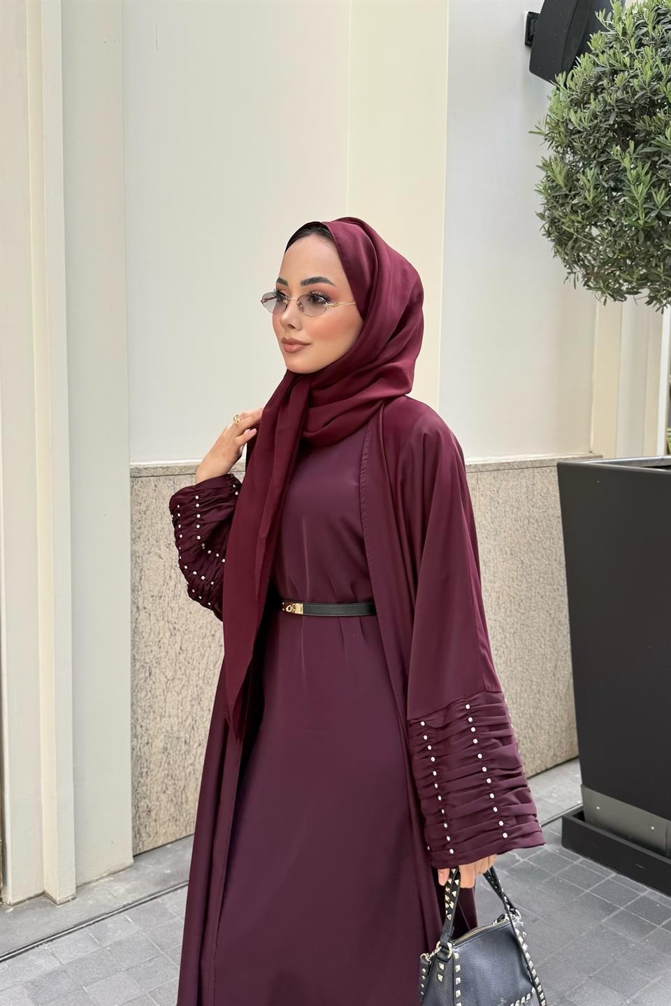 Kolları Taş Büzgü Detaylı Şal Aksesuarlı Abaya - Mürdüm