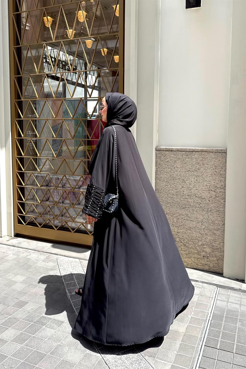 Kolları Taş Büzgü Detaylı Şal Aksesuarlı Abaya - Siyah