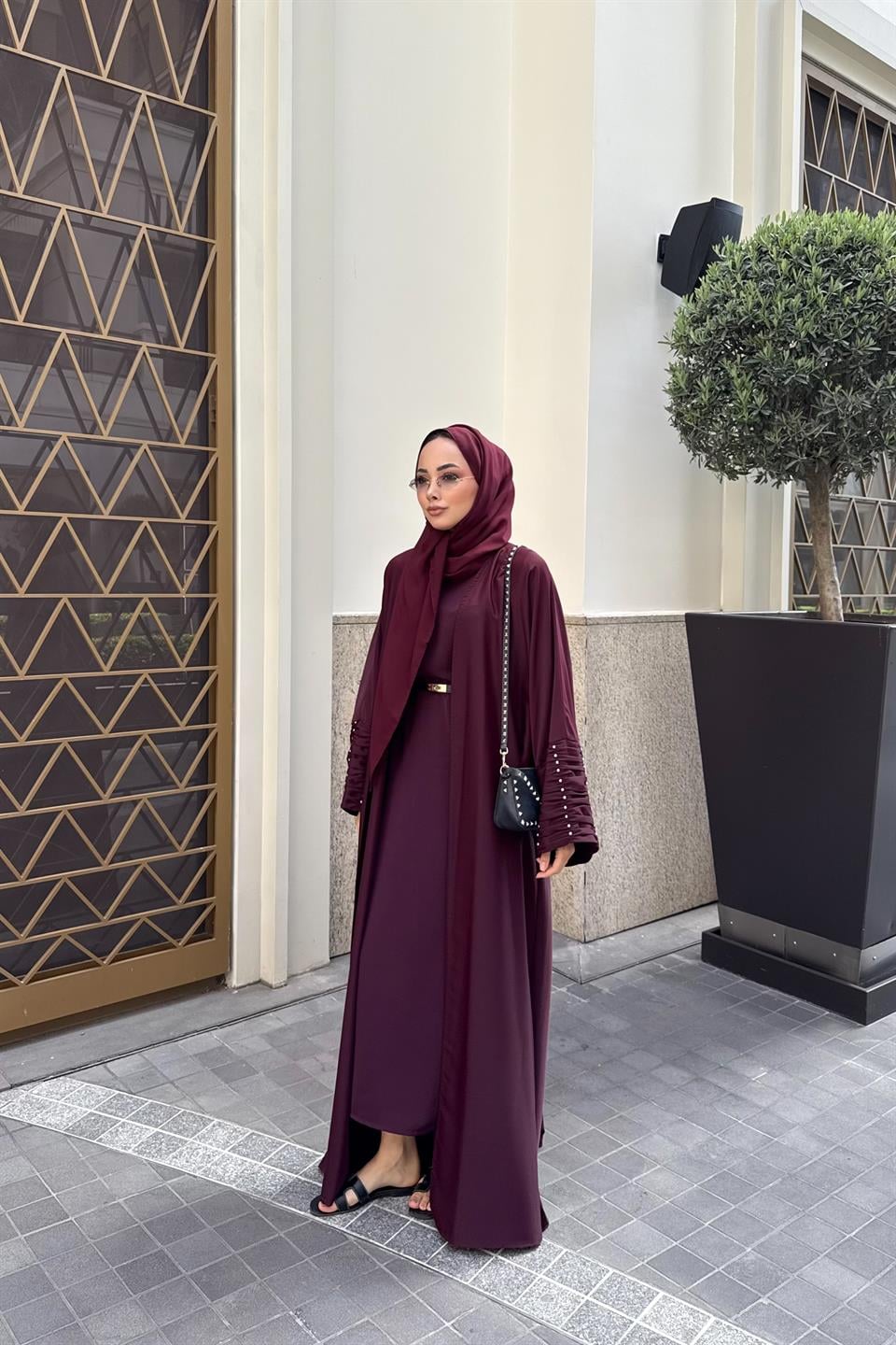 Kolları Taş Büzgü Detaylı Şal Aksesuarlı Abaya - Mürdüm