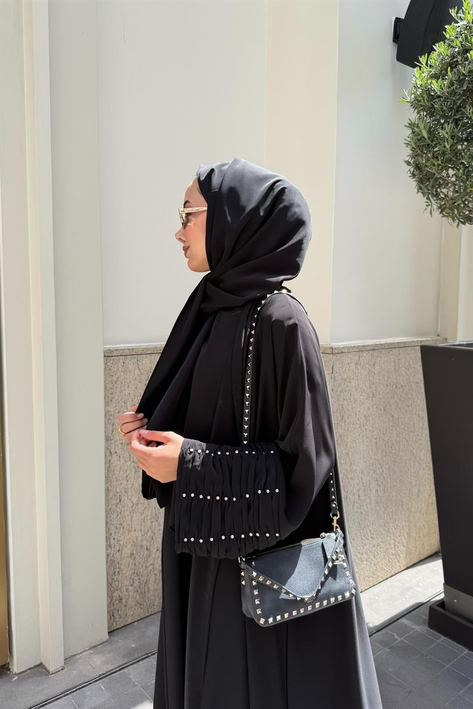 Kolları Taş Büzgü Detaylı Şal Aksesuarlı Abaya - Siyah