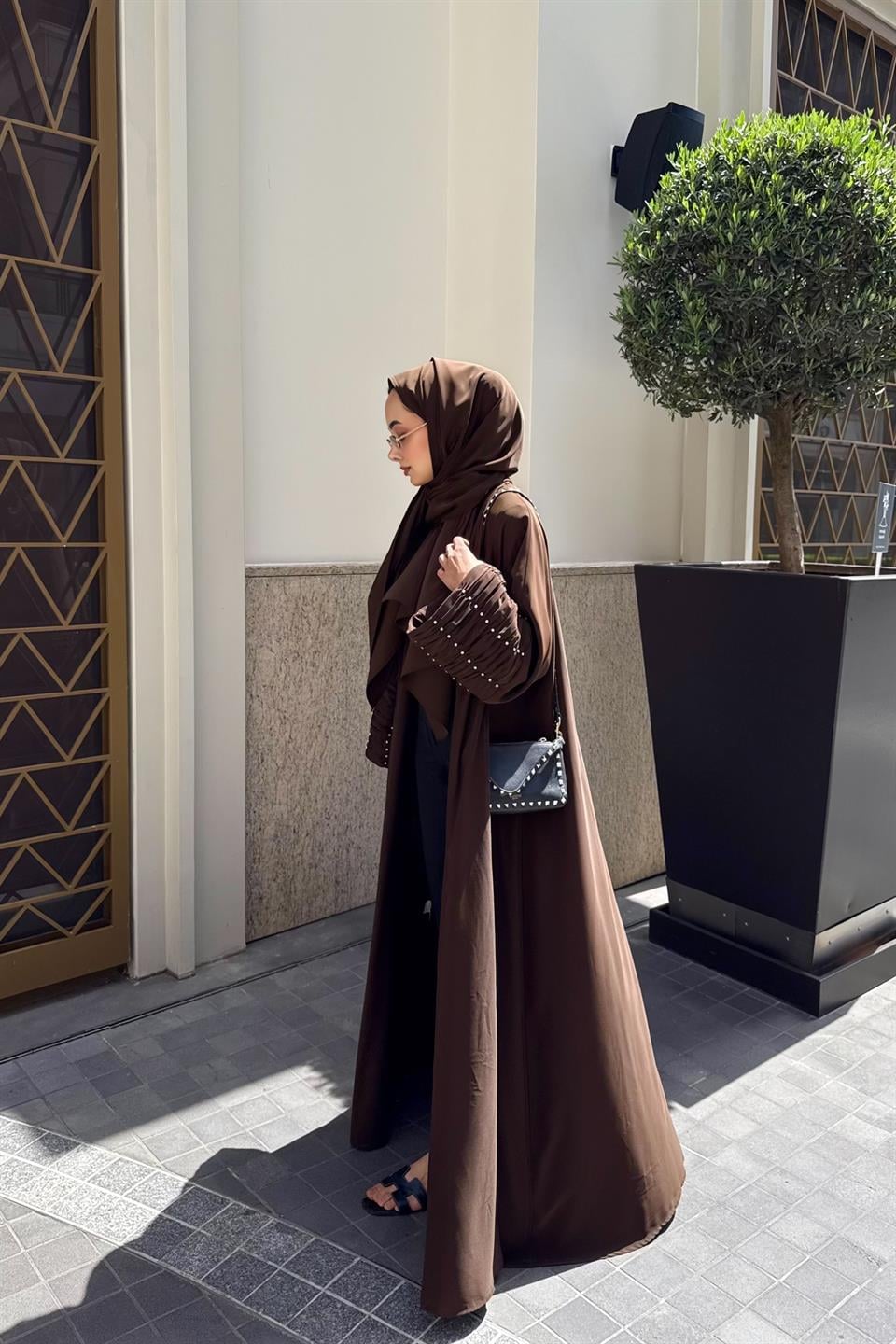 Kolları Taş Büzgü Detaylı Şal Aksesuarlı Abaya - Kahve