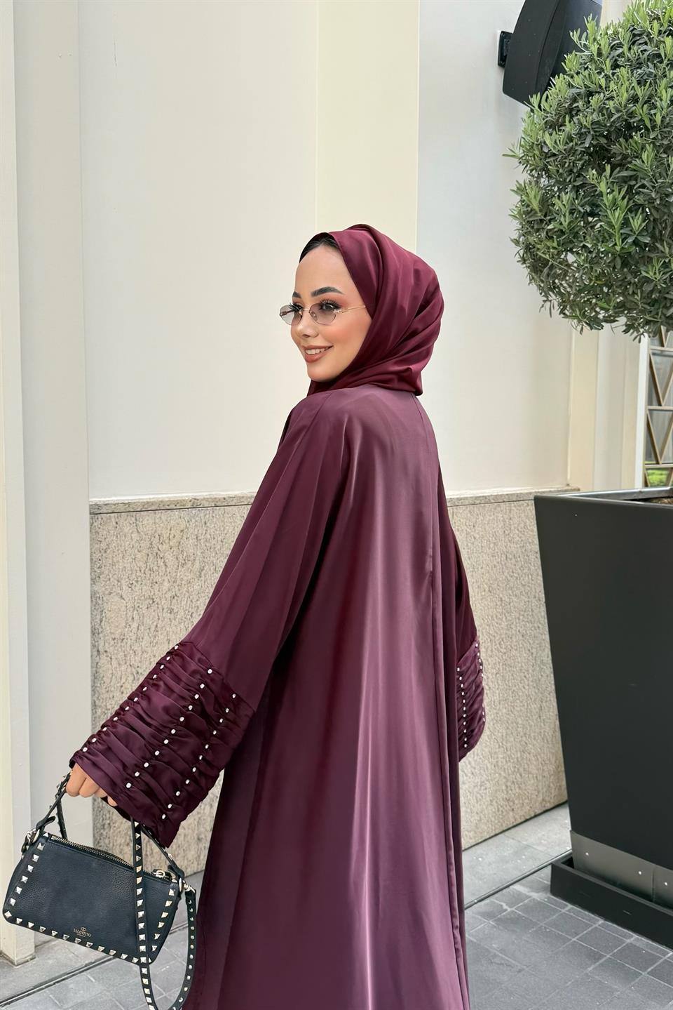 Kolları Taş Büzgü Detaylı Şal Aksesuarlı Abaya - Mürdüm