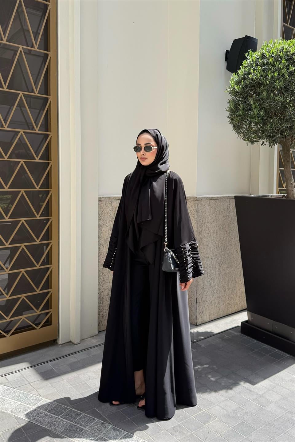 Kolları Taş Büzgü Detaylı Şal Aksesuarlı Abaya - Siyah