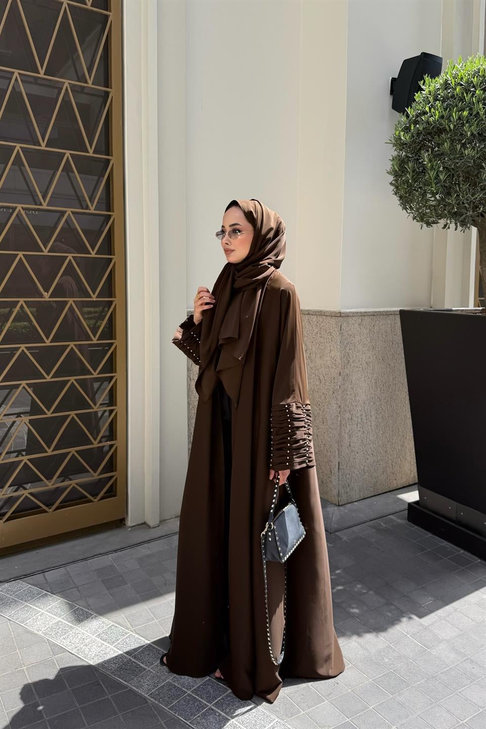 Kolları Taş Büzgü Detaylı Şal Aksesuarlı Abaya - Kahve