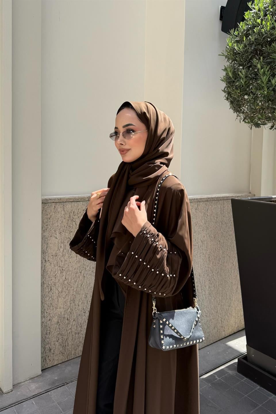 Kolları Taş Büzgü Detaylı Şal Aksesuarlı Abaya - Kahve