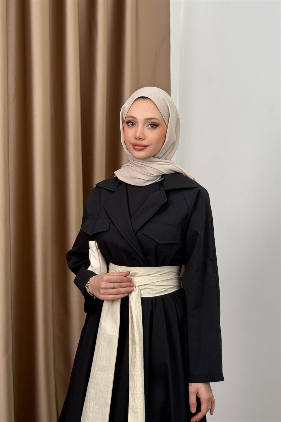 Kruvaze Yaka Garnili Elbise - Siyah