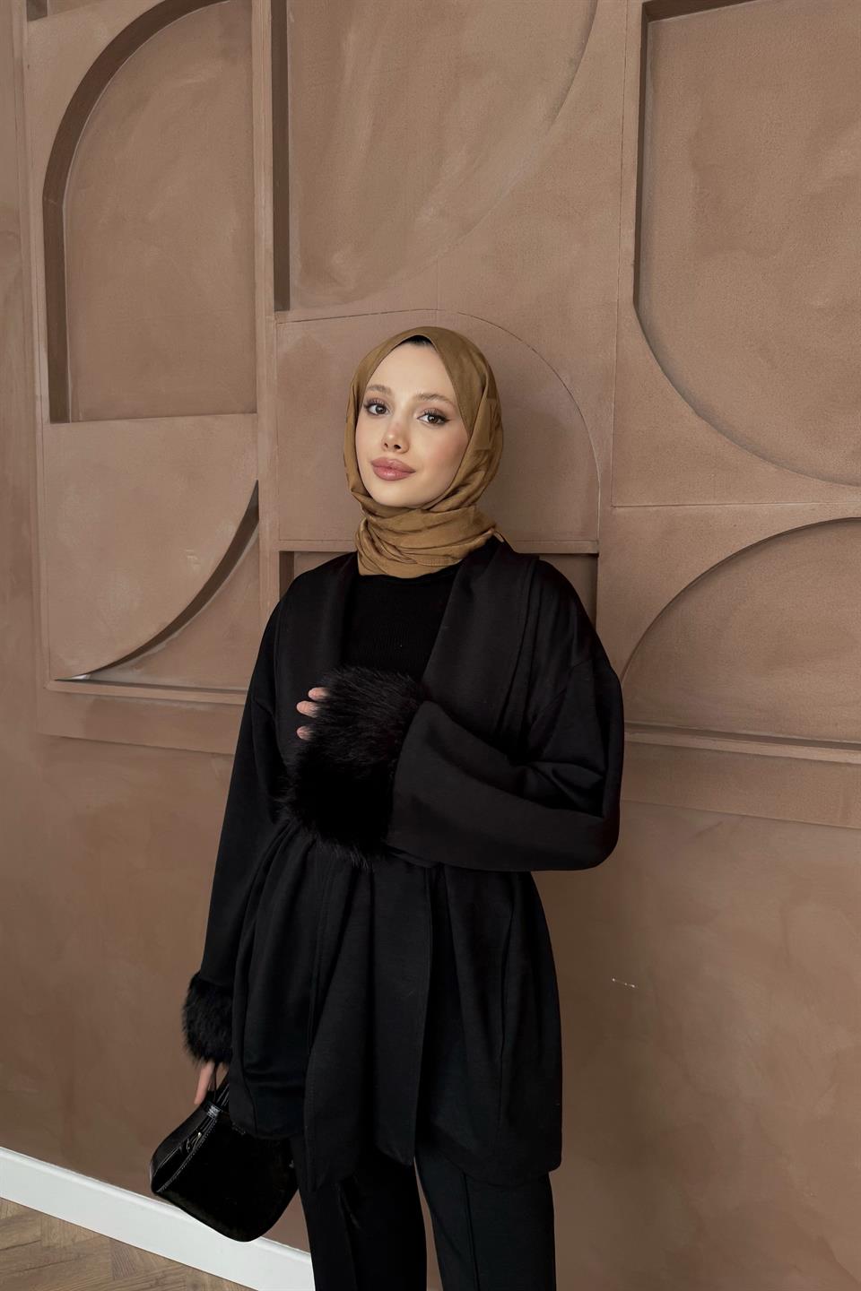 Kürk Kol Detaylı Pantolonlu Takım - Siyah