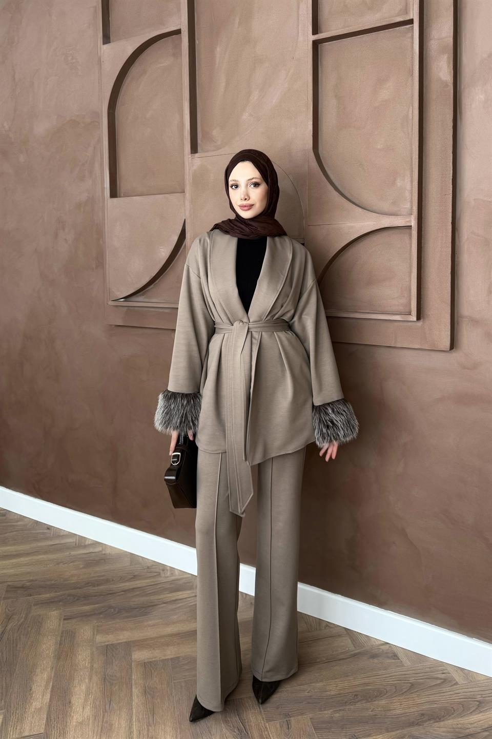 Kürk Kol Detaylı Pantolonlu Takım - Vizon