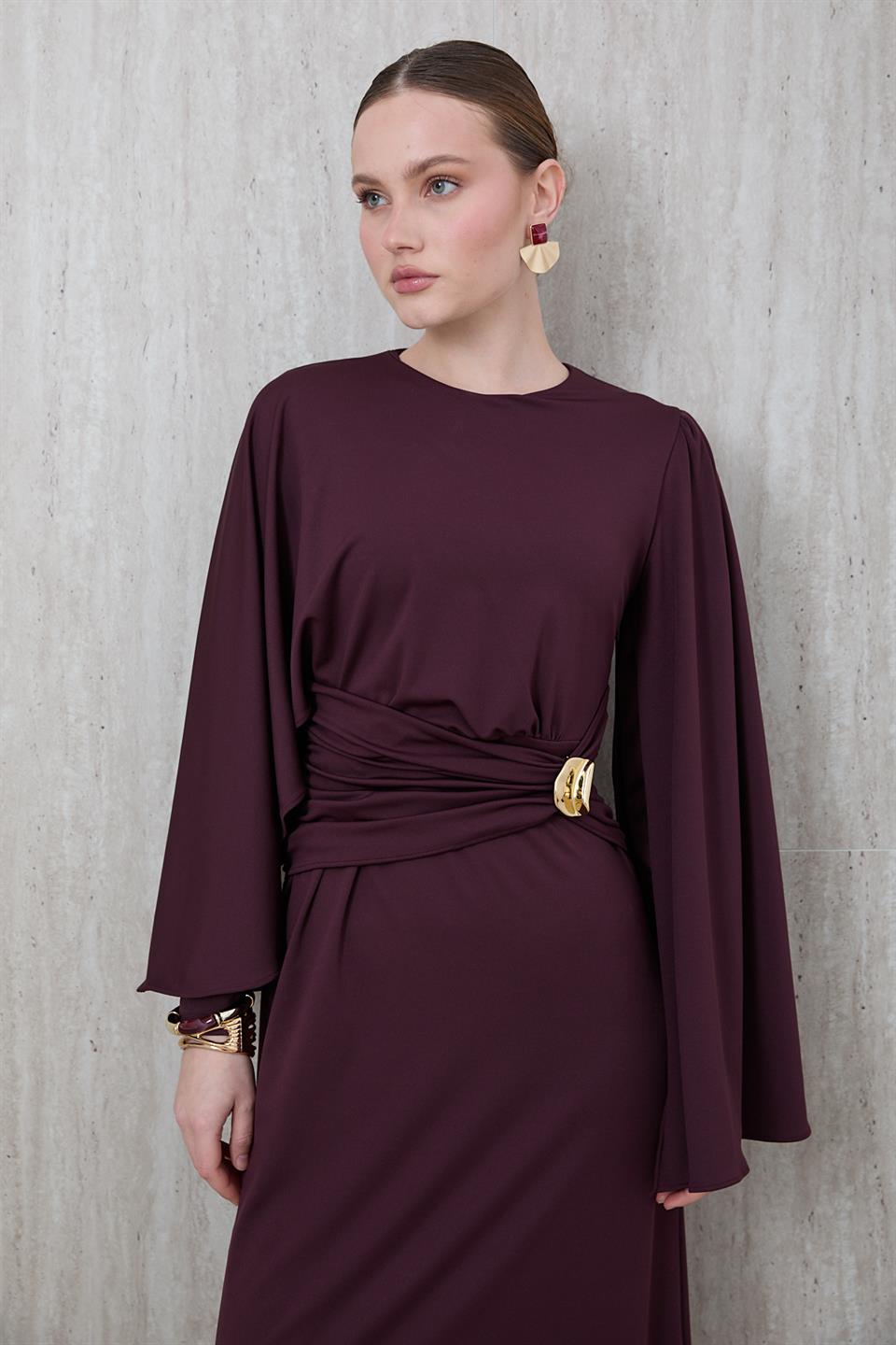 Pelerin Kol Gold Aksesuarlı Elbise - Bordo