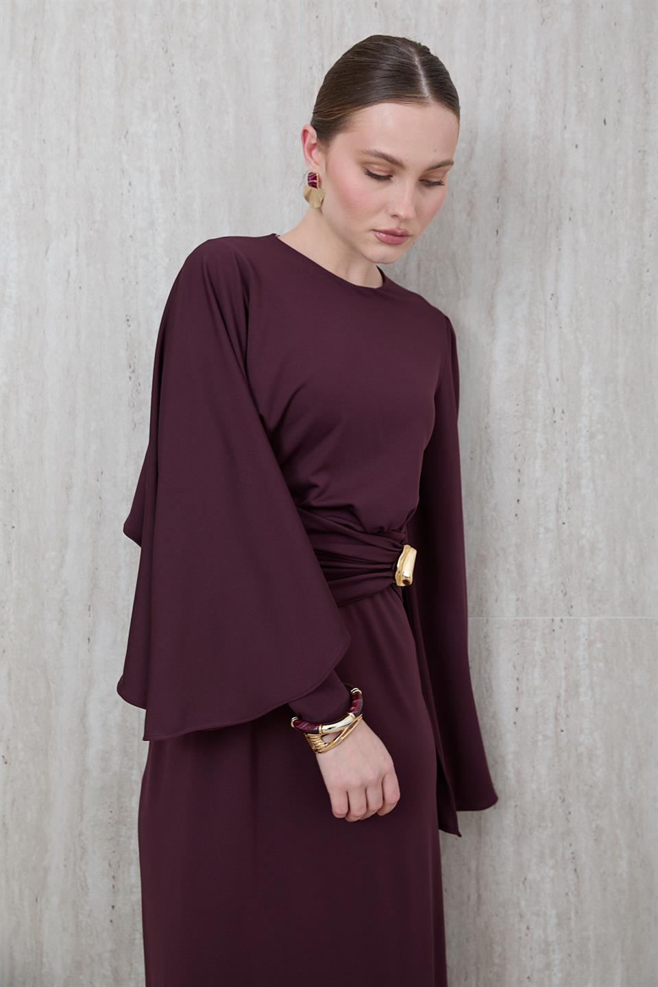 Pelerin Kol Gold Aksesuarlı Elbise - Bordo