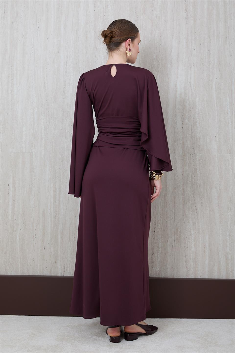 Pelerin Kol Gold Aksesuarlı Elbise - Bordo