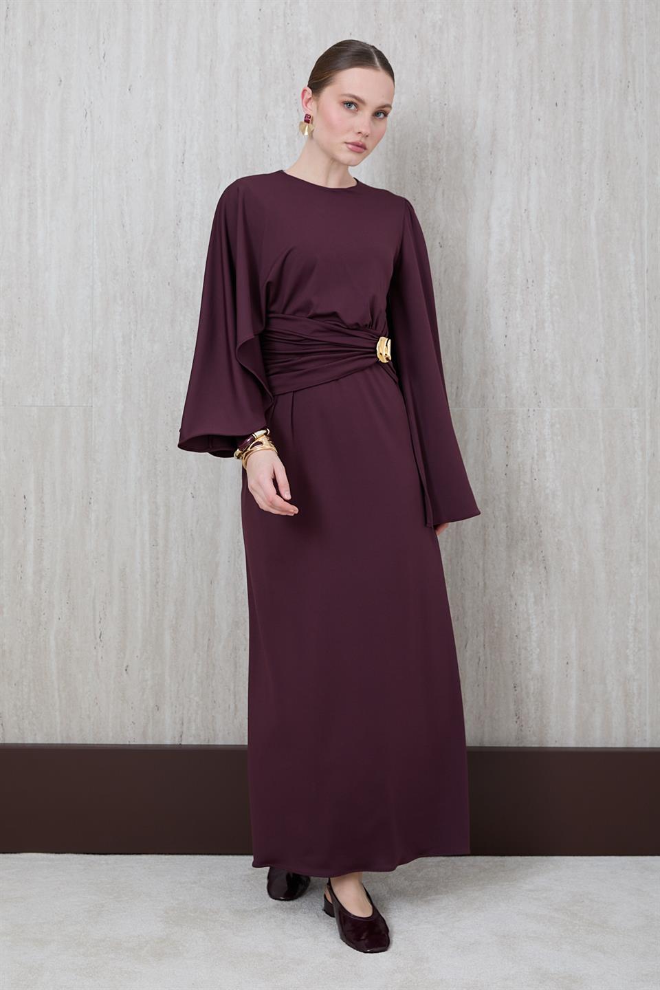 Pelerin Kol Gold Aksesuarlı Elbise - Bordo