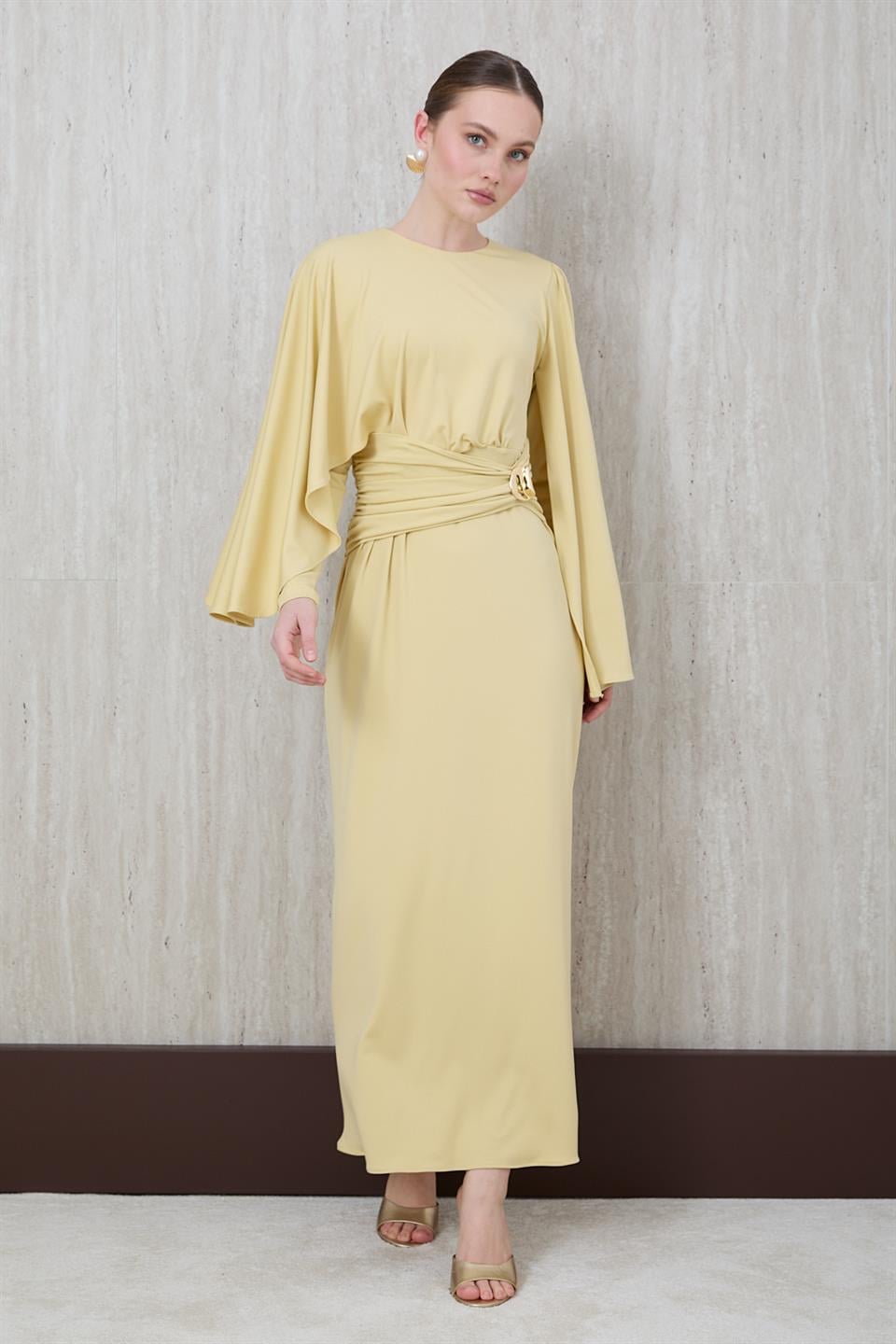 Pelerin Kol Gold Aksesuarlı Elbise - Sarı