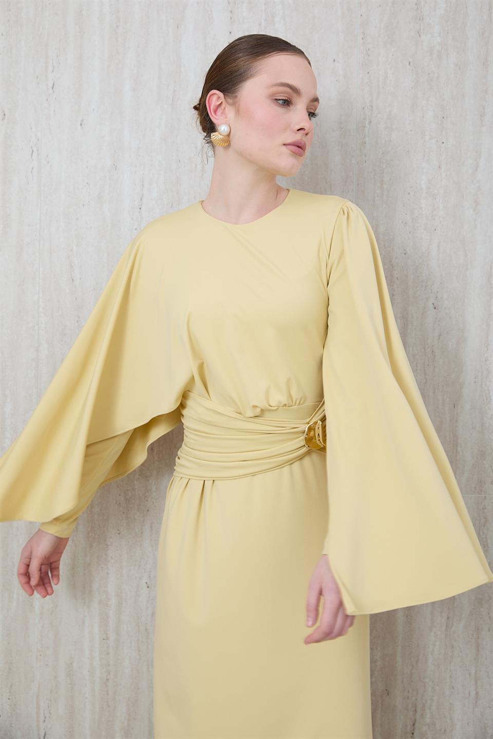 Pelerin Kol Gold Aksesuarlı Elbise - Sarı