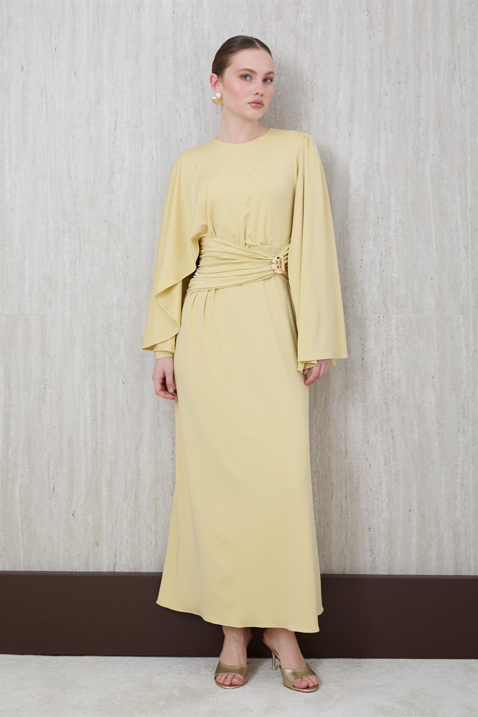 Pelerin Kol Gold Aksesuarlı Elbise - Sarı